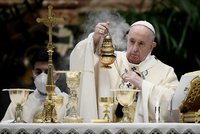 Papež František po operaci střeva zůstává v nemocnici. Stoluje s poradci, sloužil mši