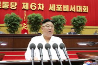Diktátor Kim zakázal úzké džíny i účes „na Jágra“. Kvůli ohrožení režimu vlivy ze Západu