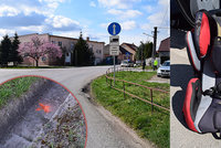 Děsivá scéna na Slovensku: Miminko (2) vypadlo za jízdy z auta, 15 metrů klouzalo po asfaltu a spadlo do příkopu