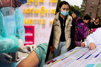 Čína vábí i nutí obyvatele k očkování: Slevy a dvě plata vajec, ale také puntík u domu