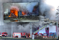 Mohutný požár v Braníku: Hoří hala! „Nevětrejte,“ žádají hasiči
