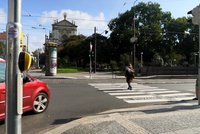 Půlroční komplikace na Karlově náměstí: Oprava chodníků a silnic bude po zimě pokračovat