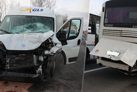 Vážná nehoda u Slaného: Srazila se dodávka s autobusem, zraněného řidiče vzal do nemocnice vrtulník