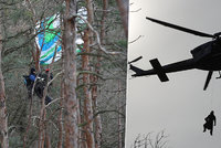 Paraglidistu u Prahy zradil vítr, visel na stromě v 12 metrech! Zachránili ho z vrtulníku
