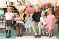 Kate zveřejnila dojemný snímek: Alžběta (94) a Philip (†99) se sedmi pravnoučaty! Ale kde je Archie?