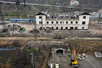 Výpravní budova ve Vysočanech šla k zemi! Demolice začala, nádraží čeká velká proměna