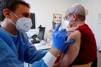 Praktickým lékařům v Praze chybí vakcinační sady. Město je koupí, některá centra se kvůli nedostatku vakcín uzavřou