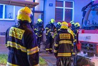 Hustý dým a oheň vyhnaly lidi z postelí! V Nuslích hořel byt, hasiči evakuovali 18 lidí, psy i kočku
