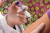 Vakcína je zdarma, přesto proočkovanost klesá: Co děsí lékaře na zákeřném viru?