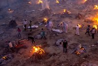Koronavirus ONLINE: Tisíce obětí a masové kremace v Indii. A „Trumpův koktejl“ pro víc Čechů