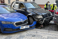 Opilý řidič v Nuslích naboural několik aut. Nadýchal 2,5 promile!