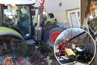 Obří traktor smetl ženu (53) na zahrádce a naboural do domu: Zůstala pod ním zaklíněná!