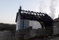 V Rovině nedaleko Prahy hořel rodinný dům. Při náročném zásahu se zranil hasič