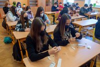Koronavirus ONLINE: Do školy i práce bez roušky v 11 krajích. A Sasko turistům otevře hotely