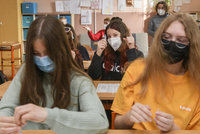 Koronavirus ONLINE: Jen 777 případů za středu. A žačky ve škole omdlely kvůli respirátoru