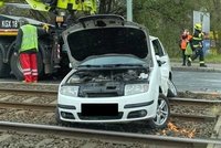 Vážná nehoda v Praze 5: Tramvaj smetla osobní auto! Řidič je zraněný