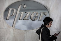 Influencerům nabízela neexistují firma 50 tisíc za kritiku Pfizeru. Stopy vedou do Ruska