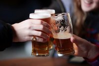 Zdrcující studie: Mozku škodí i malé množství alkoholu. „Na zdraví“ si nedáte ani víno