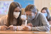 Koronavirus ONLINE: Ústup viru. Sundat roušky ve školách v bezpečných okresech, radí MeSES