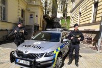 Policisté Jakub a Jan zachránili muže před smrtí: Chtěl skočit z mostu