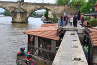 Praha v pohotovosti kvůli povodním: Zavřela náplavky i Čertovku, hladina Vltavy stále stoupá