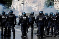 Palestinci protestují po celé Evropě: V Paříži policie nasadila slzný plyn a vodní děla
