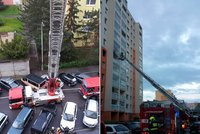 Požár v Hostivaři! Začalo hořet v předsíni, hasiči zachránili 11 lidí, jednoho si převzali záchranáři