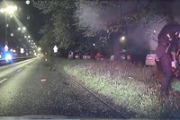 Řidič (38) ujížděl před policií, v 80km rychlosti napálil do stromu! Žena zůstala v autě zaklíněná