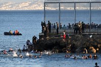 Na španělské pobřeží míří tisíce migrantů. Úřady v Maroku jim přestaly bránit v cestě