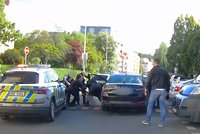 VIDEO: Opilá žena (30) sedla za volant a byla k nezastavení. Nakonec bourala do vozu policisty