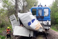 Mladý řidič vjel na přejezd, když blikala červená: Vlak ho smetl