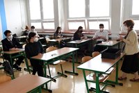 Návrat středoškoláků začal maturitními testy: „Chyběli jste nám,“ vítali gympláky v Praze nápisy