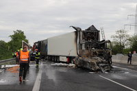 Smrtelná nehoda na D11: Kamion začal hořet! Řidič zemřel, čtyři lidé se zranili. Dálnice byla zavřená 10 hodin