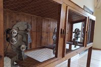 Trojrozměrná nejistota: Objekty slavných umělců vyplnily Trojský zámek, odkazují na covid i absurditu