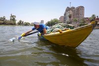 Nil je zamořený tunami plastů. Ochránci přišli s netradiční brigádou pro rybáře