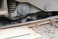 Na kolejiště u Doks někdo položil balvan: Strojvedoucí vlaku na něj najel!