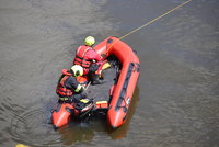 Muž skočil z Čechova mostu. Po hodinách hledání jej hasiči a policisté nalezli mrtvého
