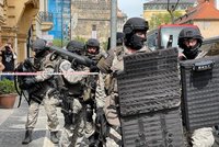 Po zuby ozbrojená policie zasahuje v centru Prahy: Proti nájemníkům se zbraněmi?!
