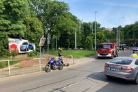 Motorkáře na Kotlářce smetlo auto: Záchranáři ho dvakrát oživovali