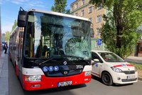 Děsivá nehoda v Dejvicích: Autobus MHD srazil cyklistu (21)! Muž skončil v nemocnici se zraněním pánve