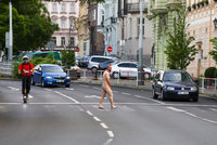 Naháč v centru Prahy: Policisté se báli, že skočil do Vltavy. On se jen šel projít