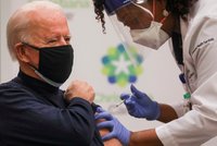 Koronavirus ONLINE: Očkovaný senior v ČR zemřel na covid. A půl miliardy vakcín z USA pro chudé