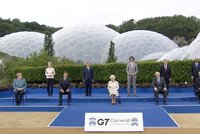 Mezi lídry na summit G7 dorazila britská královna, Merkelová se převlékla, o co všechno jde?