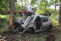 Tragédie u Staré Boleslavi: Ve zdemolovaném autě našli mrtvého mladíka (†18). V noci s autem patrně havaroval