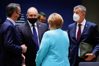 Lídři EU jednají o covidu, migraci či Rusku. Na euroderniéře Merkelové nechybí Babiš