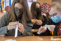 Koronavirus ONLINE: Druhá dávka Pfizeru už po 21 dnech. A školáky čekají testy i v září