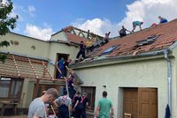 Tornádo sebralo střechu i poslankyni Krutákové. Místo oprav pomáhá ostatním v Moravské Nové Vsi