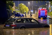 Bouře už udeřily i sousedů: V německých ulicích plavala auta, zničená je i známá opera