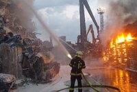 Inferno v Ostravě: Hasiči vyhlásili třetí stupeň poplachu, plameny požírají vrakoviště