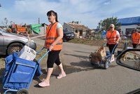 Statisíce korun pro lidi zasažené tornádem: Pomoc začne uvolňovat charita i Červený kříž